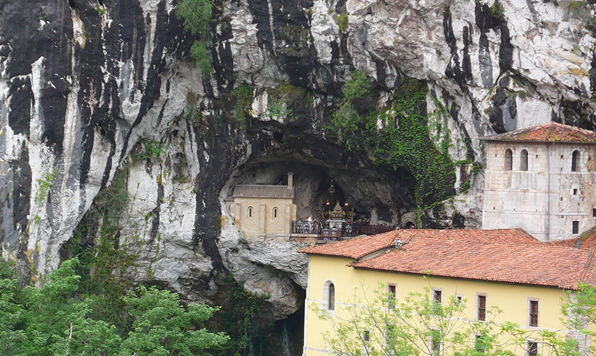 Vista general de La Cueva de Covadonga